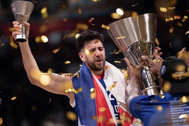 克罗斯：居莱尔和我不是同类型球员，我相信他能在皇马待很久（克罗斯：我与居莱尔球风各异，但看好他在皇马长期立足）