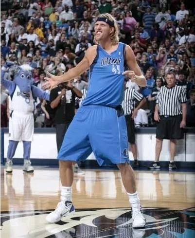 全国滑雪爱好者齐聚崇礼雪场炫技（全国滑雪达人汇聚崇礼雪场上演炫技）