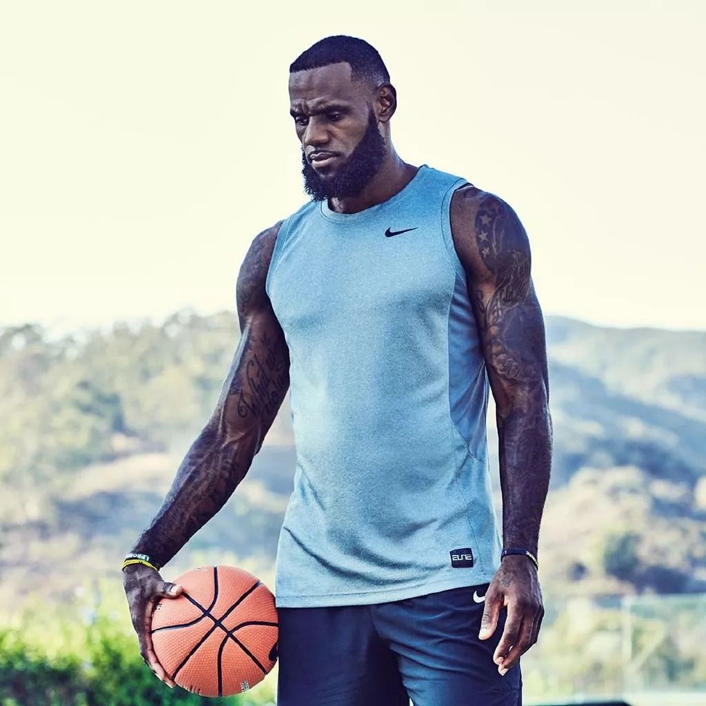 齐达内访华与樊振东互动，展现球技，赞其乒乓球成就，两人友好交流，共话皇马。（齐达内访华与樊振东同台互动，秀球技点赞其乒乓成就，友好交流共话皇马）