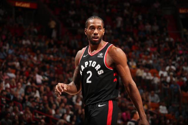 杨瀚森下半场防守端和篮板球卡位意识都有提升 期待更好表现！（下半场杨瀚森防守与篮板卡位意识明显提升，期待更出色发挥！）